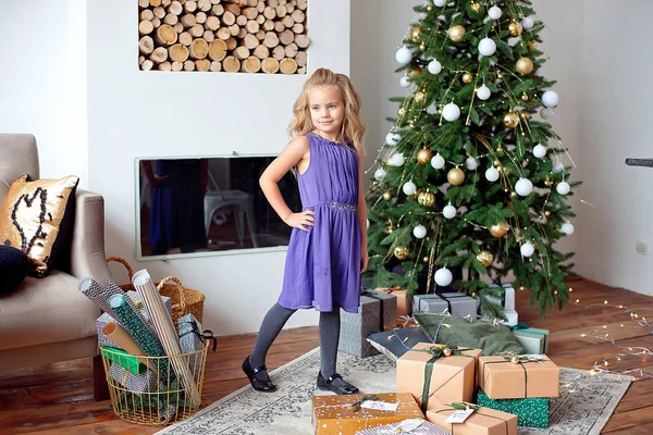 Piena Lunghezza Una Bambina Sorridente Abito Viola Posa Soggiorno Lusso — Foto Stock