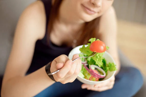 Primer Plano Joven Mujer Caucásica Comer Ensalada Verduras Frescas — Foto de Stock