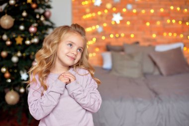 Arka plan Christmas lights ve yatak hediyeleri beklentisiyle Sarı bukleler güzel kızla. Yeni yıl ve Noel kavramı.