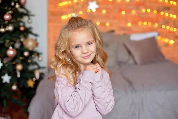 Hermosa Chica Con Rizos Rubios Anticipación Los Regalos Fondo Luces —  Fotos de Stock