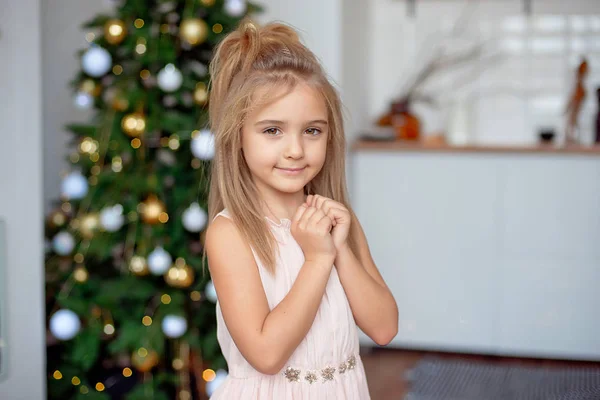 Atractiva Niña Vestido Rosa Fondo Del Árbol Navidad — Foto de Stock