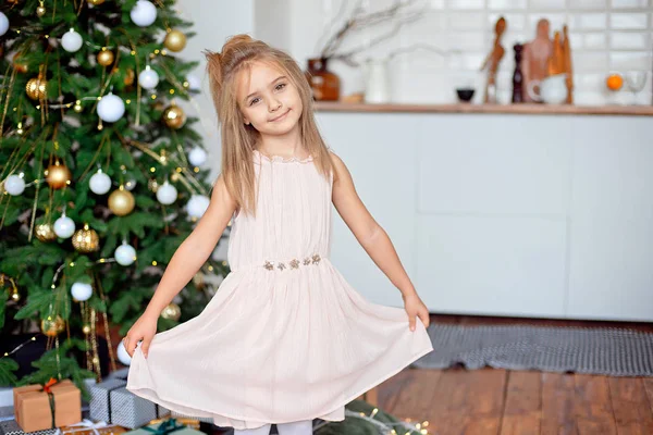 Noel Ağacı Arka Plan Üzerinde Pembe Elbiseli Çekici Küçük Kız — Stok fotoğraf