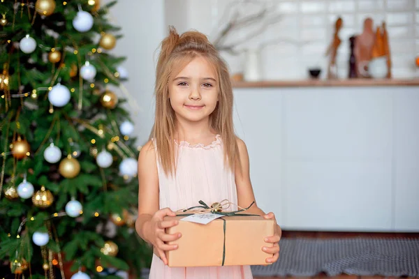 Urlaub Geschenke Weihnachten Weihnachtskonzept Glückliches Kindermädchen Mit Geschenkbox — Stockfoto