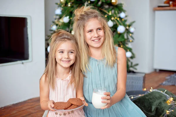 Dos Hermanas Con Pelo Rubio Están Sentadas Fondo Del Árbol —  Fotos de Stock