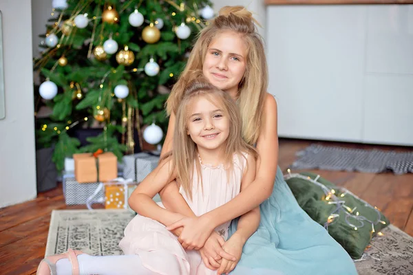 Dos Hermanas Con Pelo Rubio Están Sentadas Fondo Del Árbol —  Fotos de Stock