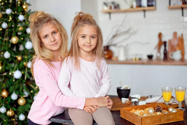 Dos Hermanas Pequeñas Están Sentadas Cocina Contra Fondo Del Árbol —  Fotos de Stock