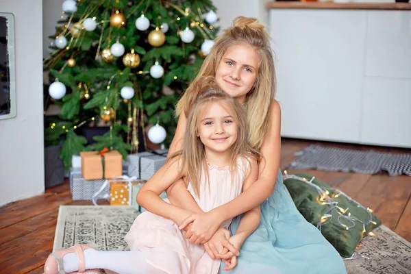 Dos Hermanas Con Pelo Rubio Están Sentadas Fondo Del Árbol —  Fotos de Stock