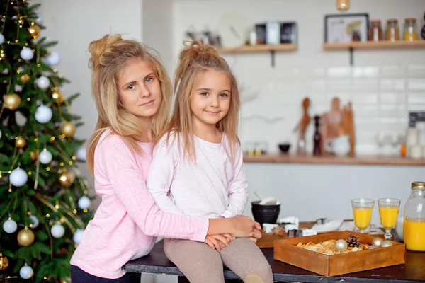 Dos Hermanas Pequeñas Están Sentadas Cocina Contra Fondo Del Árbol —  Fotos de Stock