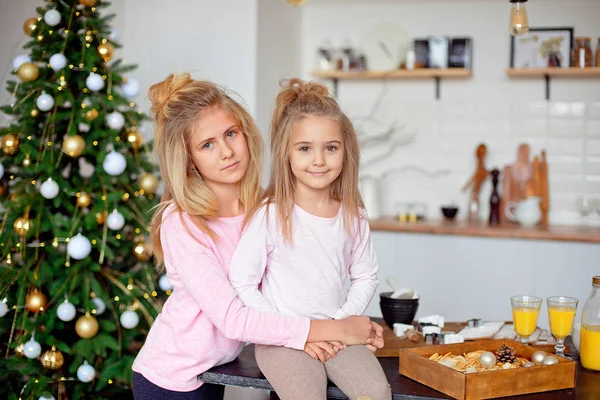 Dos Hermanas Pijama Cocina Preparando Desayuno Ríen Concepto Navidad Año —  Fotos de Stock