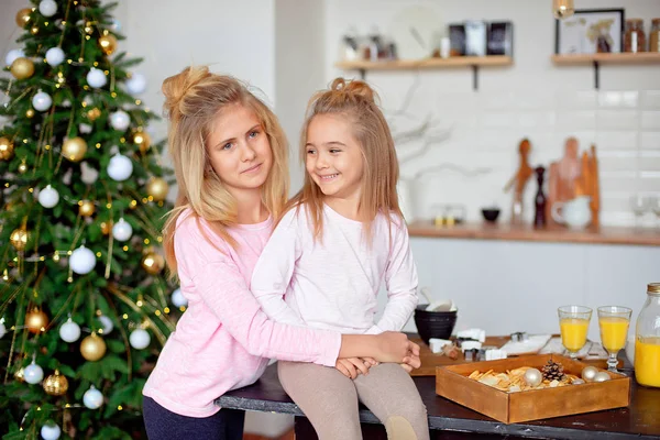 Dos Hermanas Pijama Cocina Preparando Desayuno Ríen Concepto Navidad Año —  Fotos de Stock