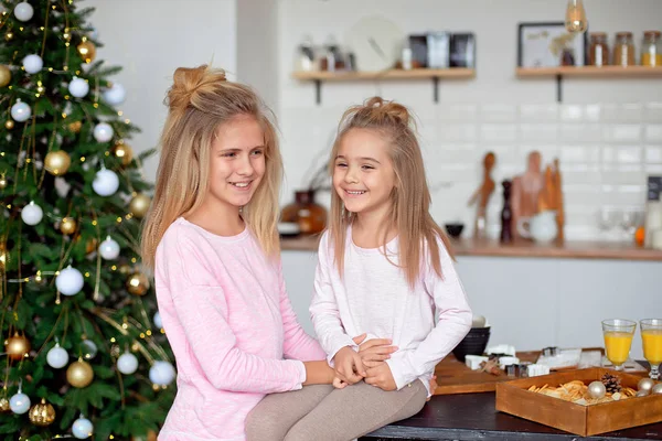 Dos Hermanas Pijama Cocina Preparando Desayuno Ríen Concepto Navidad Año —  Fotos de Stock
