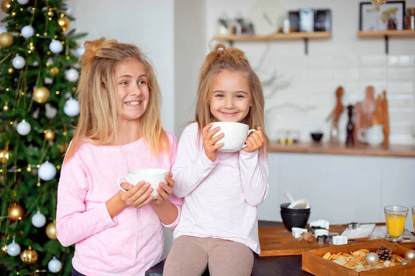 Due Sorelle Pigiama Cucina Che Bevono Una Grande Tazza Bianca — Foto Stock