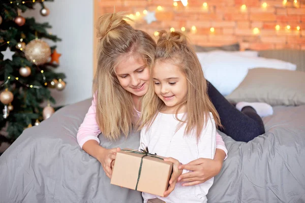 Buon Natale Buone Feste Allegro Carino Bambini Apertura Regali Bambini — Foto Stock