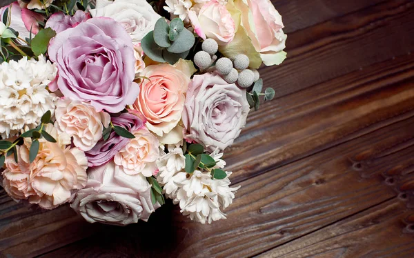 Bir buket çiçek ahşap kahverengi zemin üzerinde. Kopya alanı.