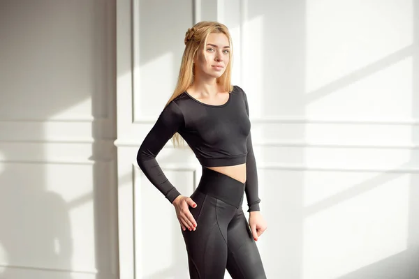 Młoda Szczupła Kobieta Atletyczna Długie Blond Włosy Ubrany Czarny Sport — Zdjęcie stockowe