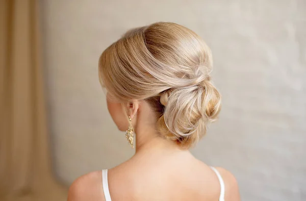 Visão Traseira Penteado Feminino Pão Meio Com Cabelo Loiro — Fotografia de Stock