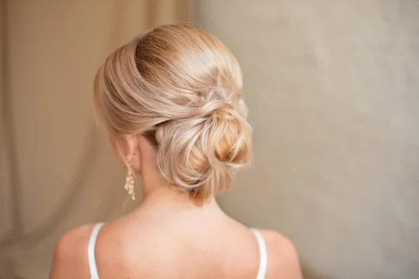 Visão Traseira Penteado Feminino Pão Meio Com Cabelo Loiro — Fotografia de Stock