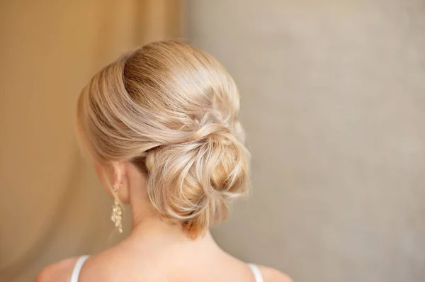 Visão Traseira Penteado Feminino Pão Meio Com Cabelo Loiro — Fotografia de Stock