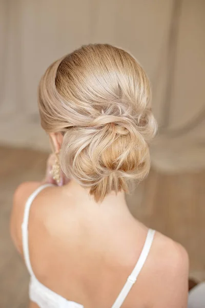 Visão Traseira Penteado Feminino Pão Meio Com Cabelo Loiro — Fotografia de Stock