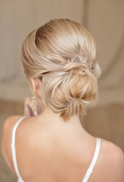 Visão Traseira Penteado Feminino Pão Meio Com Cabelo Loiro — Fotografia de Stock