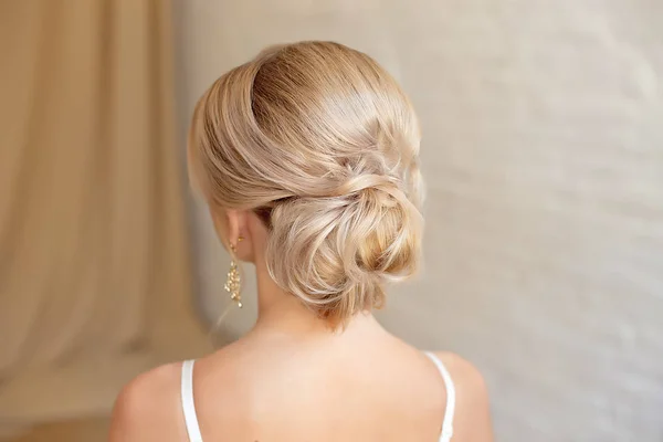 Vue Arrière Coiffure Féminine Pain Aux Cheveux Blonds — Photo