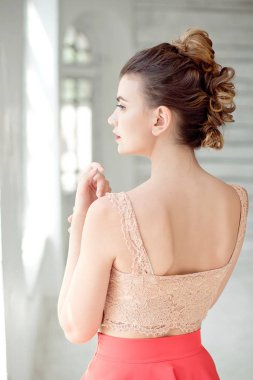 Genç kadının penceresine bakarak arkadan görünüş