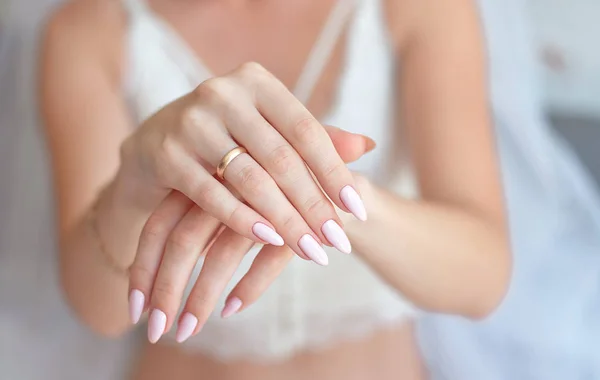 Close Mãos Mulher Com Bela Manicure — Fotografia de Stock