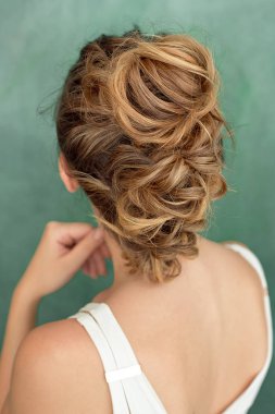 Moda studio içinde erokez tarz içinde beyaz bir bluz şık bir saç modeli ile güzel bir esmer Bayan portresi.