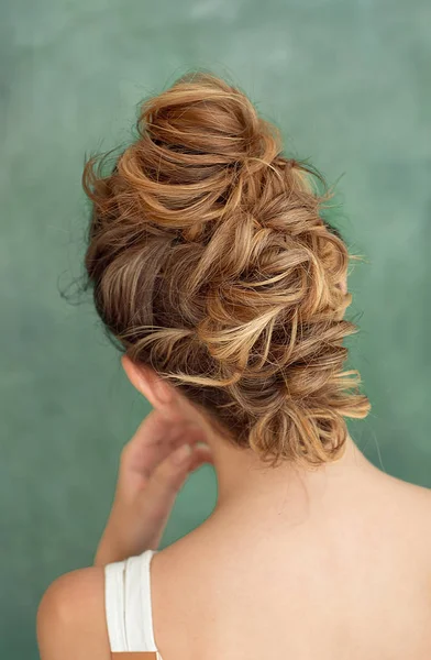 Moda studio içinde erokez tarz içinde beyaz bir bluz şık bir saç modeli ile güzel bir esmer Bayan portresi.