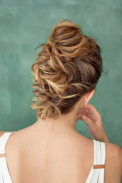 Moda studio içinde erokez tarz içinde beyaz bir bluz şık bir saç modeli ile güzel bir esmer Bayan portresi.