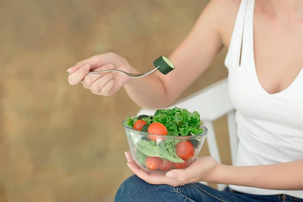 Vista trasera de cerca mujer sosteniendo tazón de ensalada de verduras frescas sosteniendo tenedor en la mano . — Foto de Stock