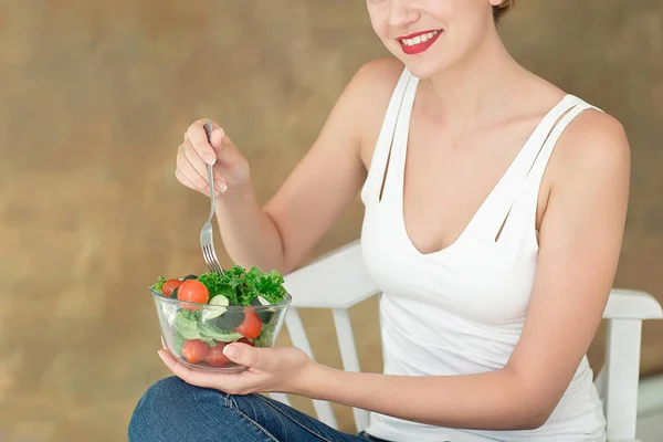 신선한 야채 샐러드 포크를 손에 들고 그릇을 들고 근접 후면 보기 여자. — 스톡 사진