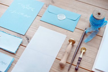 Natürmort düğün davetiye zarfları ve dantel kartları hat aletleri ve dekor ahşap zemin üzerinde