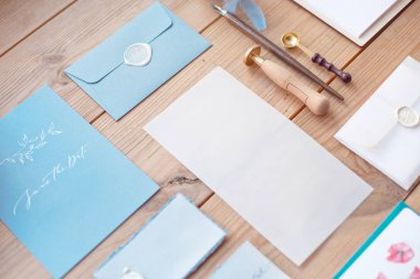 Natürmort düğün davetiye zarfları ve dantel kartları hat aletleri ve dekor ahşap zemin üzerinde