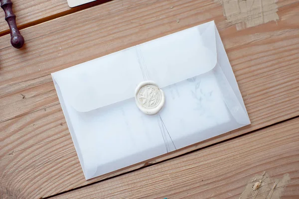 Close Van Decoratieve Witte Envelop Met Brief Wax Stempel Houten — Stockfoto