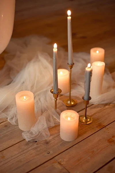 Weißer Tüll Kerzenständer Und Brennende Kerzen Auf Holzboden Hochblick — Stockfoto