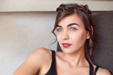 Siyah T-shirt ve kot Genç çekici kız bir kafede masada oturur ve vintage bir fincan kahve içer.