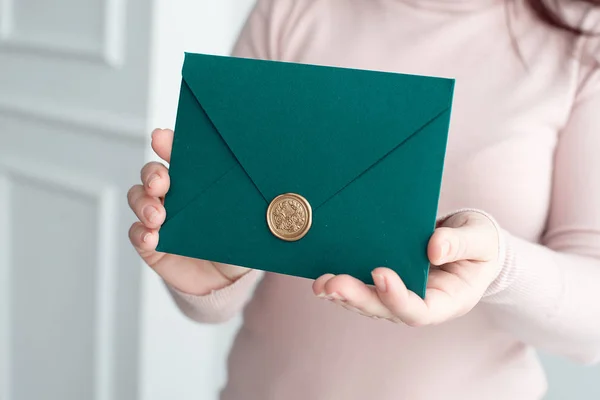 Close Van Vrouw Houden Uitnodigingskaart Envelop Handen Vooraanzicht — Stockfoto
