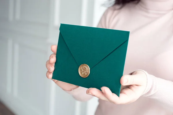 Close Mulher Segurando Envelope Cartão Convite Nas Mãos Vista Frontal — Fotografia de Stock