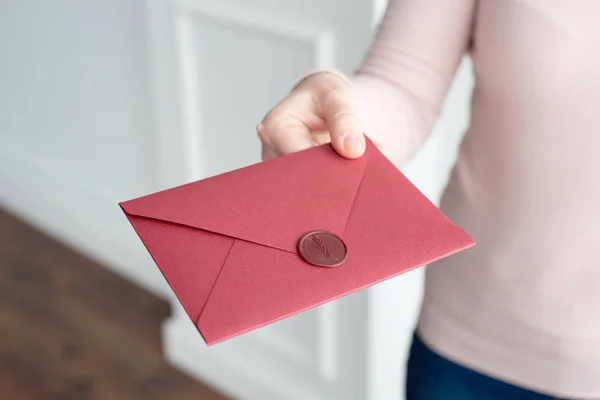 Mulher Segurar Cartões Convite Mão Envelopes Mãos Close — Fotografia de Stock