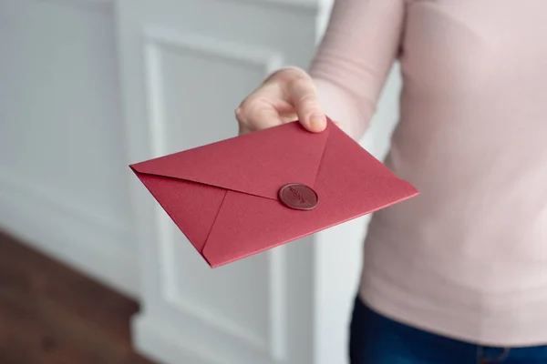 Mujer Tiene Tarjetas Invitación Mano Sobres Las Manos Cerca —  Fotos de Stock