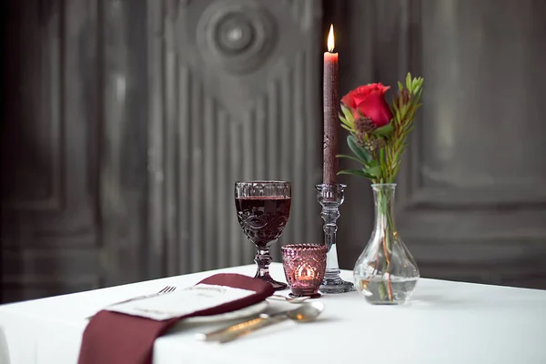 Mesa Eventos Com Vasos Flores Velas Castiçal Vidro Toalhas Copos — Fotografia de Stock