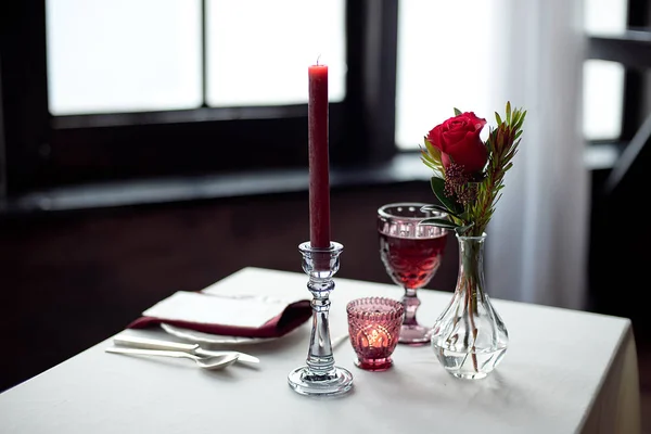 Mesa Eventos Com Vasos Flores Velas Castiçal Vidro Toalhas Copos — Fotografia de Stock