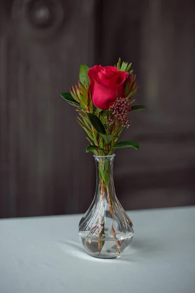 Красная Роза Вазе Столе Белой Скатертью — стоковое фото