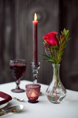 Tablo olay çiçek vazo, havlu ve şarap bardakları ile için