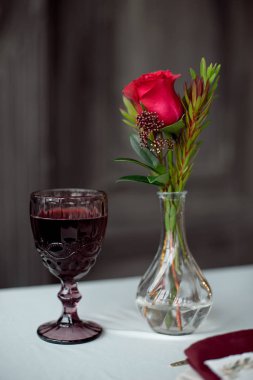 Olay tablo ile çiçek vazolar ve ayaklı büyük kadehler.