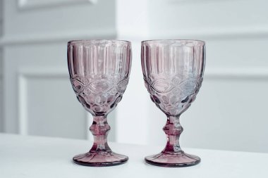 Renkli içecek gözlük şarap için Beyaz ahşap bir masa üzerinde kabartmalı