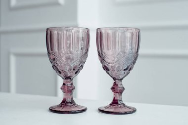 Renkli içecek gözlük şarap için Beyaz ahşap bir masa üzerinde kabartmalı