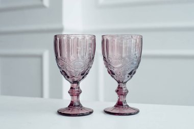 Renkli içecek gözlük şarap için Beyaz ahşap bir masa üzerinde kabartmalı