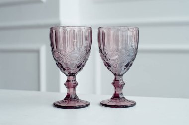 Renkli içecek gözlük şarap için Beyaz ahşap bir masa üzerinde kabartmalı